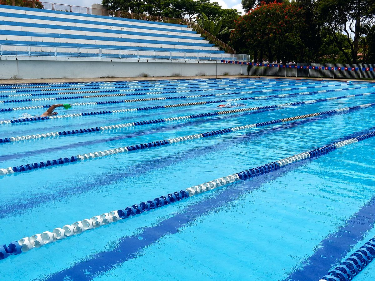 Piscina de competição de 50 m com raias Floty azuis e brancas instaladas